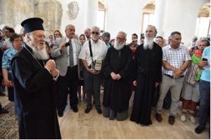 Fener Rum Patriği Bartholomeos, Isparta'nın Eğirdir ilçesinde bulunan Ayastefanos Kilisesi'nde dua etti. Fener Rum Patriği Bartholomeos, Pisidia Metropoliti Sotirios Trampas ile Eğirdir Yeşilada'da bulunan Ayastefanos Kilisesi'ni ziyaret ederek dua ettiler, Yunanistan ve Kore'den gelen ekiplerin sunduğu müzik dinletisine katıldı. Pisidia Metropoliti Sotirios Trampas, kilise ve tarihi hakkında ziyaretçilere bilgiler verdi. Daha sonra Fener Rum Patriği Bartholomeos, "bu kiliseyi dedelerimizin kilisesini restore etmekle diğer dinlere karşı olan saygınızı göstermiş oldunuz. Daha geniş olarak insanlığın müşterek değerlerine olan saygınızı göstermiş oldunuz. Bizler cemaat olarak, Hıristiyan olarak, Türk vatandaşı olan bizler ve diğer ülkelerden gelmiş olan Hıristiyan kardeşlerimizin adına sizlere şükranımızı sunuyoruz. Sizler bizden ne oy bekliyorsunuz ne de başka bir şey bekliyorsunuz. Teveccühünüz ve yeni nesillere verdiğiniz dersten dolayı sizleri kutluyoruz. İleride bütün restorasyon tamamlandığı zaman ilgili makamların izinleriyle bugün gerçekleştiremediğimiz ayinimizi gerçekleştiririz. Bu bize büyük mutluluk verecektir. Bütün Eğirdirlilere hayır dualarımızı iletmenizi rica ediyoruz" dedi. Belediye Başkanı Ömer Şengöl de, "Benim tüm hizmetlerim oy için değildir. Hepimizin tek rabbi olan Allah'ın rızası içindir. Bu nedenle dinsizler de dahil tüm insanların Eğirdir'de rahat yaşamaları, Eğirdir'de rahat gezmeleri için yasaların bana verdiği yetkiye dayanarak gerekli işlemleri yapıyoruz. 1922'de Ada'dan Yunanistan'a göç eden ailelerin torunları ve çocuklarıyla ahbaplıklarım var. Bu vesile ile hoşgeldiniz diyorum." Ardından Fener Rum Patriği Bartholomeos ve beraberindekiler Antalya'ya gitmek üzere ilçeden ayrıldı.