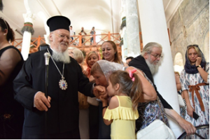 Fener Rum Patriği Bartholomeos, Isparta'nın Eğirdir ilçesinde bulunan Ayastefanos Kilisesi'nde dua etti. Fener Rum Patriği Bartholomeos, Pisidia Metropoliti Sotirios Trampas ile Eğirdir Yeşilada'da bulunan Ayastefanos Kilisesi'ni ziyaret ederek dua ettiler, Yunanistan ve Kore'den gelen ekiplerin sunduğu müzik dinletisine katıldı. Pisidia Metropoliti Sotirios Trampas, kilise ve tarihi hakkında ziyaretçilere bilgiler verdi. Daha sonra Fener Rum Patriği Bartholomeos, "bu kiliseyi dedelerimizin kilisesini restore etmekle diğer dinlere karşı olan saygınızı göstermiş oldunuz. Daha geniş olarak insanlığın müşterek değerlerine olan saygınızı göstermiş oldunuz. Bizler cemaat olarak, Hıristiyan olarak, Türk vatandaşı olan bizler ve diğer ülkelerden gelmiş olan Hıristiyan kardeşlerimizin adına sizlere şükranımızı sunuyoruz. Sizler bizden ne oy bekliyorsunuz ne de başka bir şey bekliyorsunuz. Teveccühünüz ve yeni nesillere verdiğiniz dersten dolayı sizleri kutluyoruz. İleride bütün restorasyon tamamlandığı zaman ilgili makamların izinleriyle bugün gerçekleştiremediğimiz ayinimizi gerçekleştiririz. Bu bize büyük mutluluk verecektir. Bütün Eğirdirlilere hayır dualarımızı iletmenizi rica ediyoruz" dedi. Belediye Başkanı Ömer Şengöl de, "Benim tüm hizmetlerim oy için değildir. Hepimizin tek rabbi olan Allah'ın rızası içindir. Bu nedenle dinsizler de dahil tüm insanların Eğirdir'de rahat yaşamaları, Eğirdir'de rahat gezmeleri için yasaların bana verdiği yetkiye dayanarak gerekli işlemleri yapıyoruz. 1922'de Ada'dan Yunanistan'a göç eden ailelerin torunları ve çocuklarıyla ahbaplıklarım var. Bu vesile ile hoşgeldiniz diyorum." Ardından Fener Rum Patriği Bartholomeos ve beraberindekiler Antalya'ya gitmek üzere ilçeden ayrıldı.